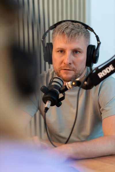 Podcast guest speaking into a RØDE microphone